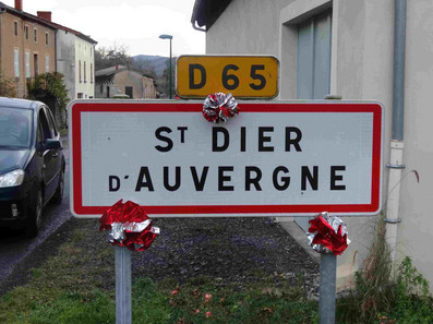 Village de Saint Dier d'Auvergne, le panneau qui signale l'entrée du bourg 